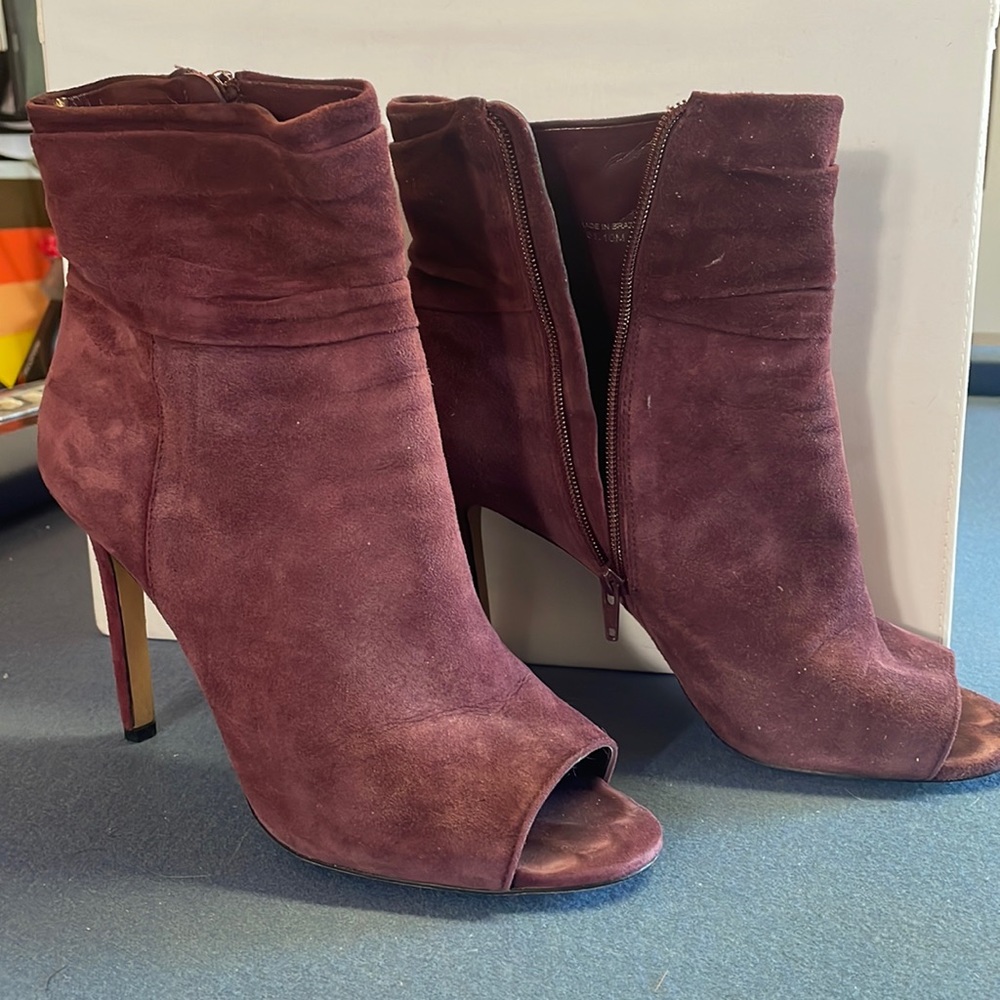 Vince Camuto ankle bootie. Plum suede.